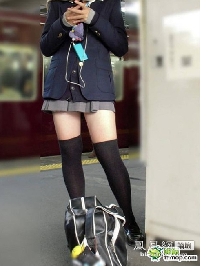 �ձ�Ů��һ����У���ͺ�Ů�� ��BС��ȹ